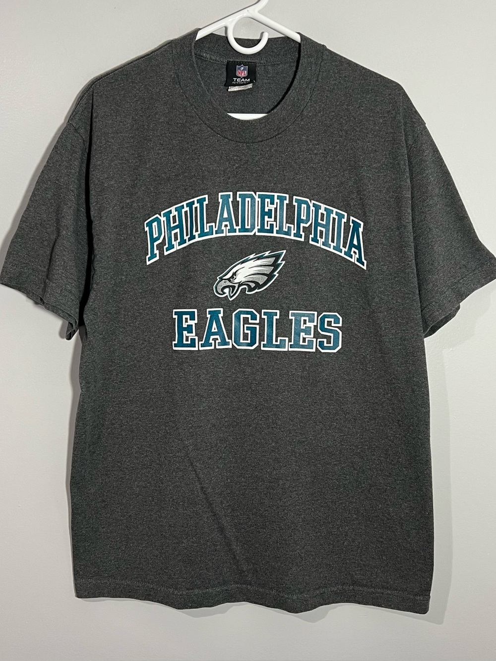 NFL Philadelphia Eagles Football Logo Gray Short Sleeve T-Shirt Mens Size Large